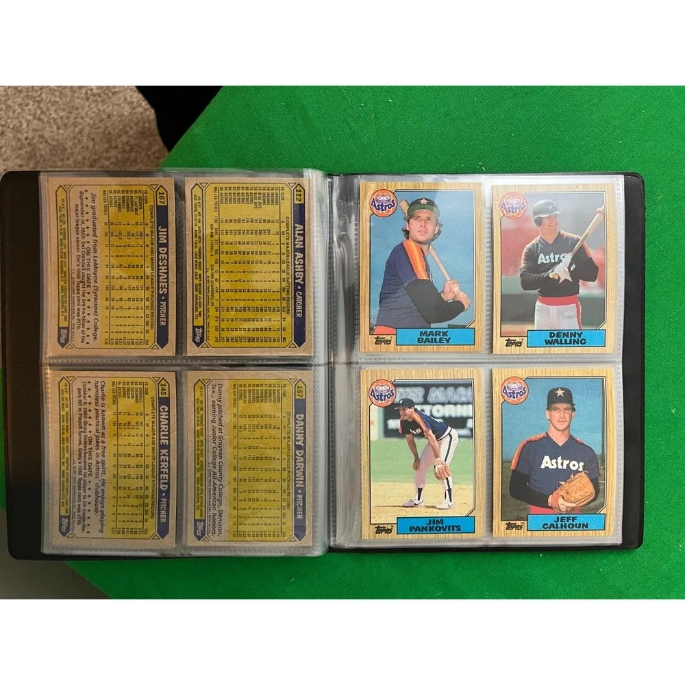 Houston Astros 1987 Topps‎ Team Set with 40 card collector album.